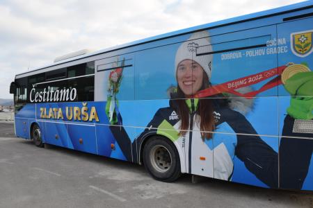 Fotografija Urše Bogataj krasi enega izmed avtobusov redne avtobusne linije 51